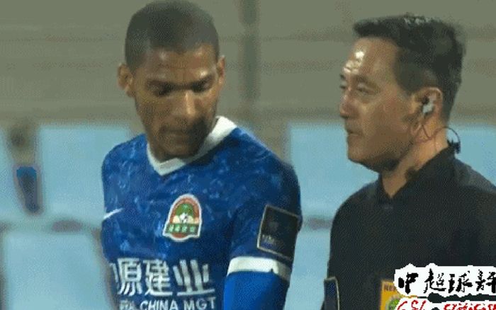 Trọng tài Trung Quốc bị cầu thủ đuổi đánh trên sân