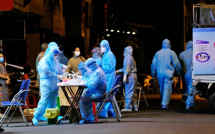 Hà Nội: 104 ca mắc ngày 4/11, trong đó 64 ca cộng đồng ở 18 quận huyện với hàng loạt chùm ca bệnh