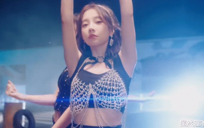 'Nữ hoàng nhạc cover' Phùng Đề Mạc thử phong cách mới, teaser đạt lượt xem ấn tượng