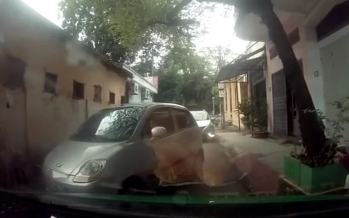 Chen vào đường hẹp nhưng nhất quyết không lùi xe nhường lối, người phụ nữ còn quát mắng tài xế taxi