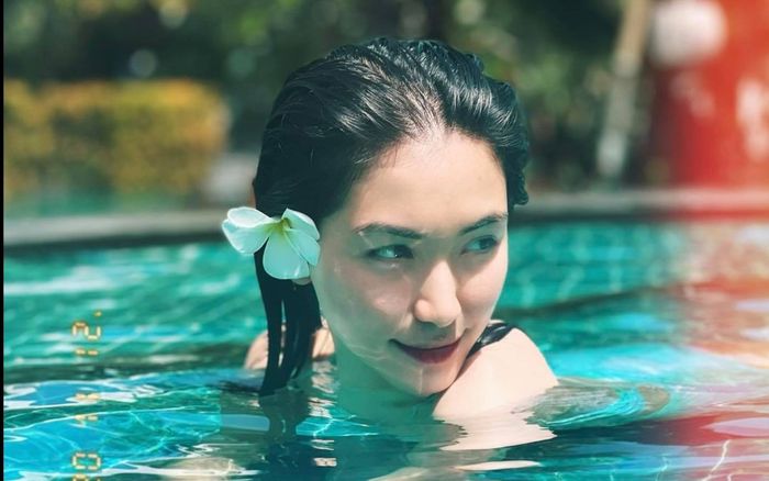 Netizen bắt gặp Hòa Minzy đến sân bay Phú Quốc, nghi đi đón chồng sau nhiều tháng xa cách?