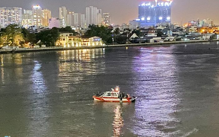 Nam thanh niên để lại đôi dép giữa cầu Sài Gòn rồi gieo mình xuống sông mất tích