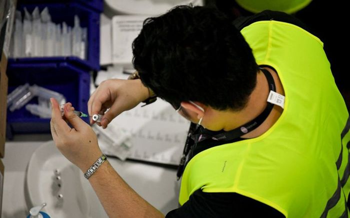 Singapore: Công chức sẽ phải nghỉ việc không lương nếu không tiêm vaccine Covid-19