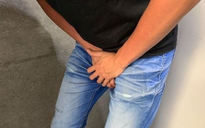 Chồng đi khám vì 'cậu nhỏ' gặp dấu hiệu lạ, nguyên nhân do người vợ mà ra, cảnh sát cũng phải vào cuộc