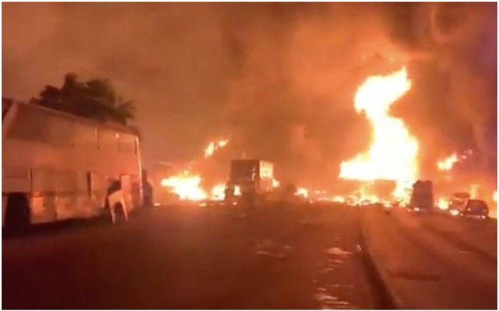 Thảm họa nổ xe bồn ở Sierra Leone: Dân gần hiện trường đổ xô hứng xăng rò rỉ làm ít nhất 91 người chết