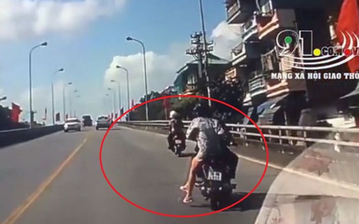 Đang chạy trên đường, cô gái bất ngờ nhảy khỏi xe máy khiến nhiều người bất ngờ