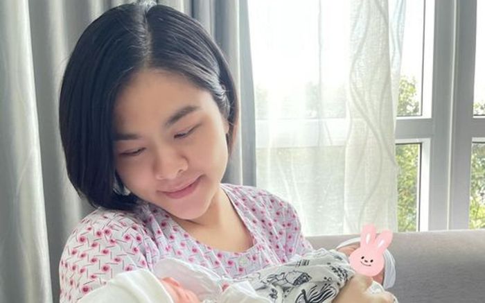 Diễn viên Vân Trang đã xuất viện sau khi hạ sinh song thai, tiết lộ tình trạng hiện tại của 3 mẹ con