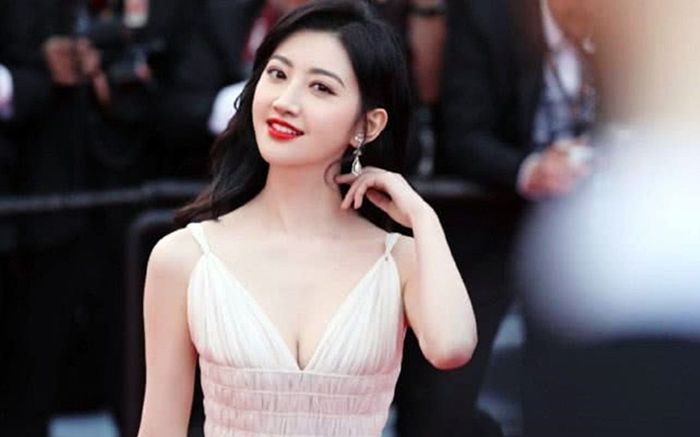 Bí quyết tạo ra vẻ đẹp trong veo của 'mỹ nhân đẹp nhất Bắc Kinh' Cảnh Điềm ở tuổi 33