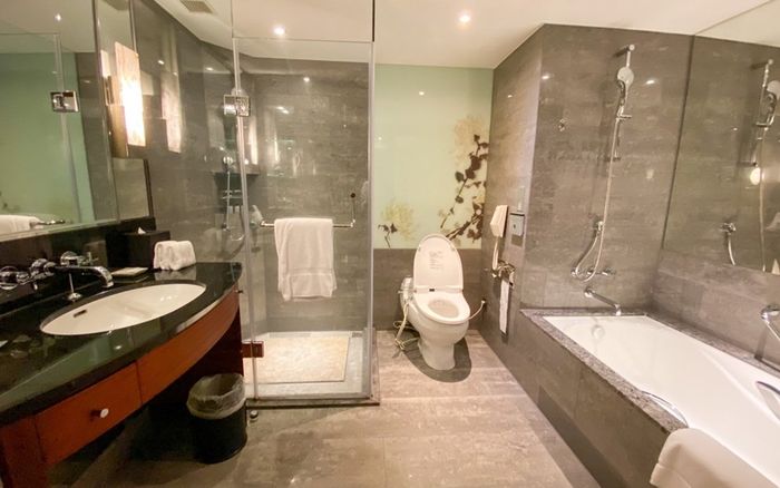 Không thấy khách trả phòng, nhân viên hoảng hốt khi phát hiện cặp đôi khỏa thân tử vong trong bồn tắm