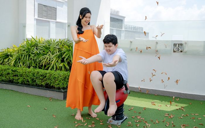 Gặp lại con trai sau 4 tháng dịch, Trương Quỳnh Anh dành trọn thời gian để làm việc này