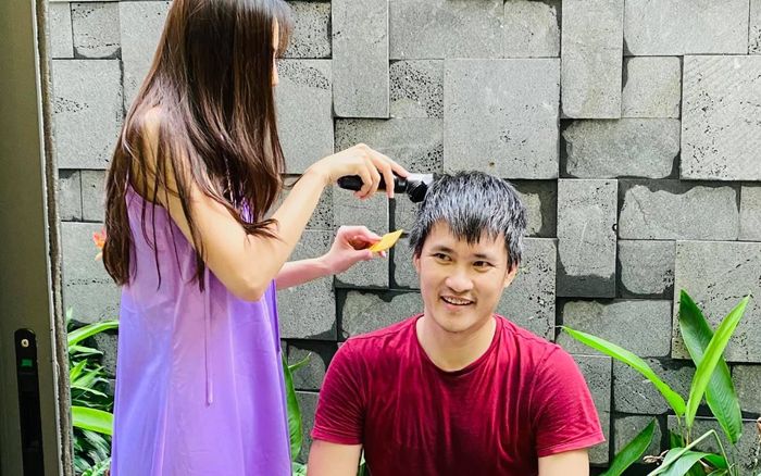 Netizen soi ra điểm chung trong hai bài đăng của vợ chồng Thủy Tiên - Công Vinh hậu 'mưa sao kê'