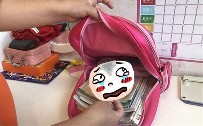 Giúp con gái giặt cặp sách, ông bố đơn thân suy sụp khi thấy 'món đồ người lớn' bên trong
