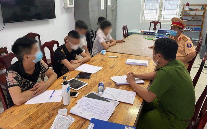 Nhóm nam nữ thanh niên thuê ô tô đi từ Đà Nẵng vào Hội An trong đêm để dự tiệc sinh nhật ma túy