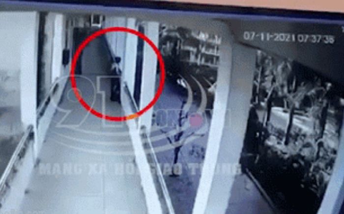 Clip: Khoảnh khắc trước lúc nam sinh rơi từ tầng 3 trường học xuống đất tử vong khiến nhiều người xót xa