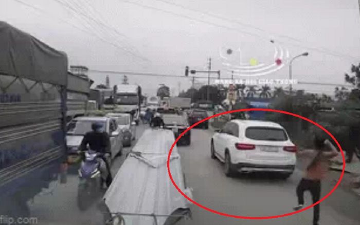 Clip: Gã đàn ông cởi trần cầm gậy vụt mạnh vào kính xe Mercedes đang lưu thông trên đường