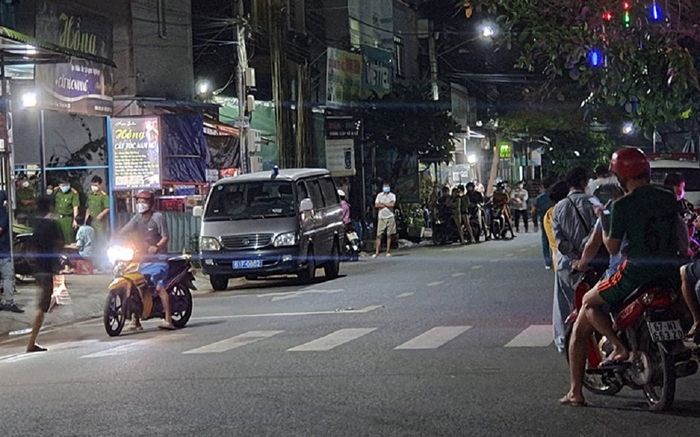 Nghe tiếng hét thất thanh, người dân chạy vào phòng trọ kiểm tra thì phát hiện một cô gái đã tử vong