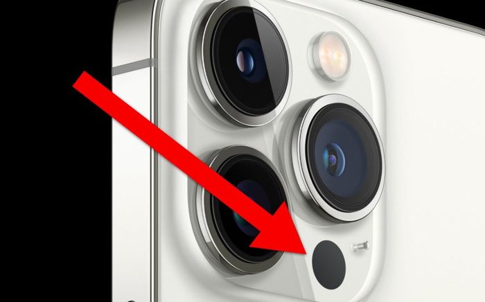 Bạn có biết chấm đen trên mặt sau iPhone dùng để làm gì?