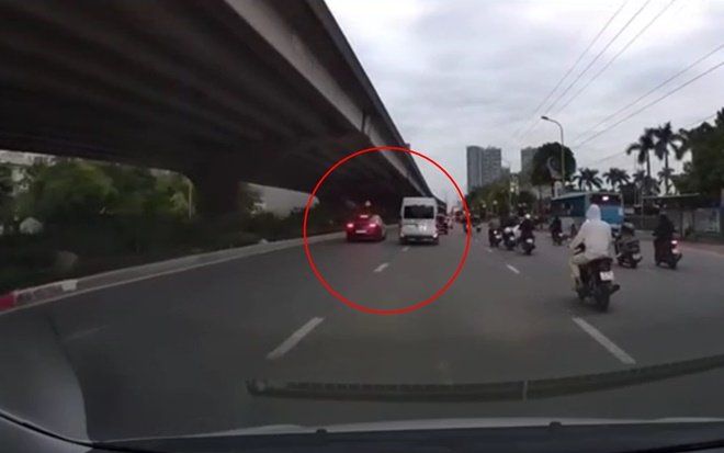 Xôn xao cảnh ô tô con tăng ga vượt lên tạt đầu trả đũa xe khách 16 chỗ trên đường ở Hà Nội