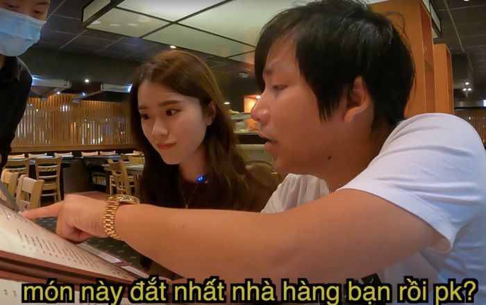 Trước drama 'nghỉ chơi', Khoa Pug dẫn gái xinh đi ăn nhưng điểm nhấn là món đồ gợi nhớ đến Johnny Đặng