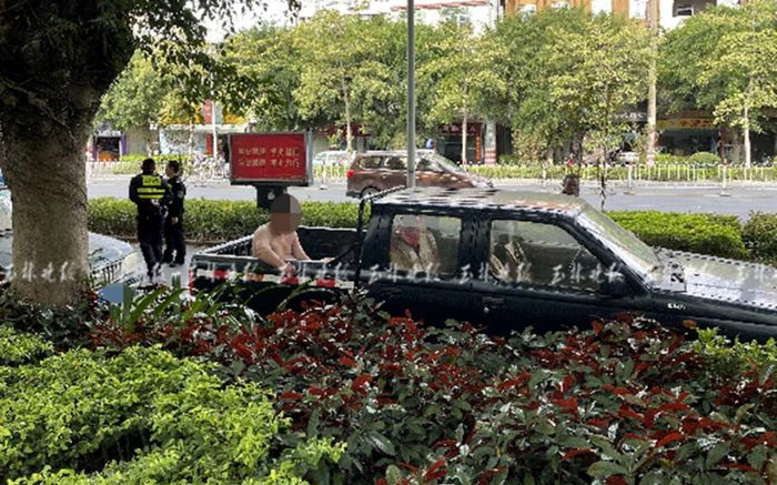 Nam thanh niên khỏa thân nằm lăn ra giữa đường, lý do đưa ra khiến ai nấy ngán ngẩm