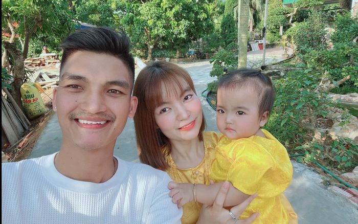 Con gái Mạc Văn Khoa hóa thành 'công chúa mùa đông' tạo dáng chuyên nghiệp như người mẫu nhí