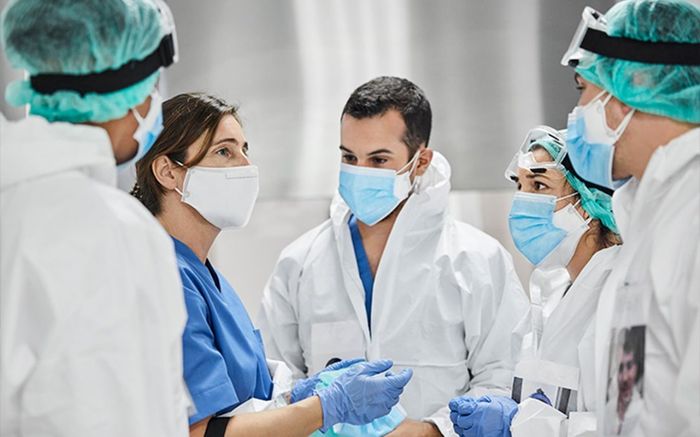 Thế giới có thể chấm dứt đại dịch Covid-19 bằng cách nào?