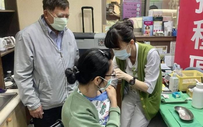 Tiêm 4 mũi vaccine với 2 loại khác nhau, người phụ nữ vẫn nhiễm Covid-19