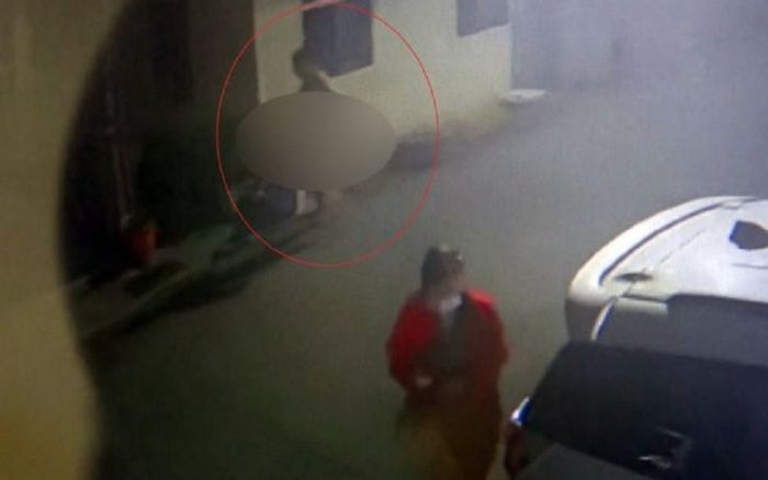 Người đàn ông chạy trên đường trong trạng thái 'chẳng ra sao' chạm mặt phụ nữ và cái kết gây xôn xao