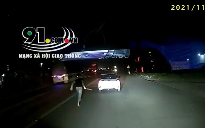 Clip: Nam tài xế bỏ xe giữa đường, hùng hổ vác gậy đuổi đánh ô tô đi tạt đầu