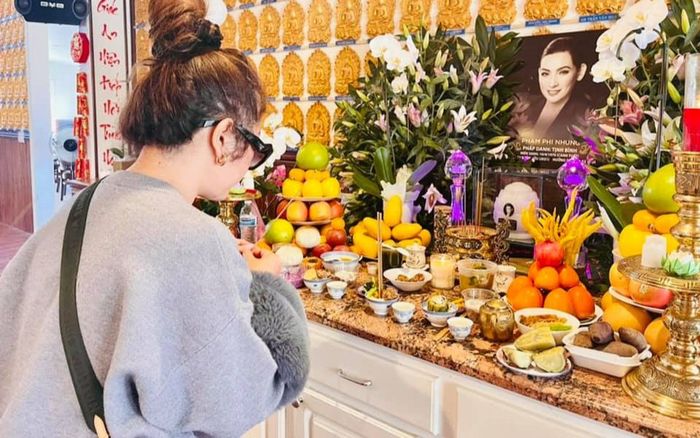 Thúy Nga công khai số tiền mạnh thường quân ủng hộ cố ca sĩ Phi Nhung trong tang lễ