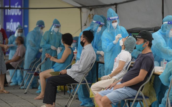 KHẨN: Hà Nội tìm người đến hàng loạt địa điểm, quán ăn, xe buýt, chợ, trường học... liên quan Covid-19