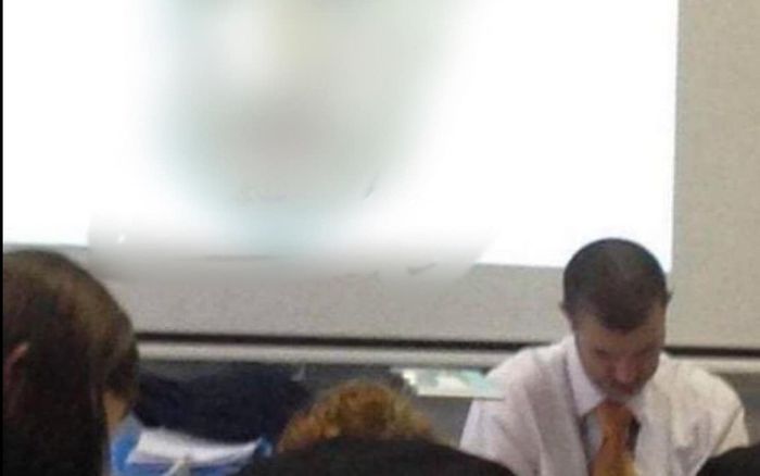 Răn đe học trò có ý định gian lận thi cử, giáo viên chiếu một thứ lên màn hình khiến các bạn sợ xanh mặt