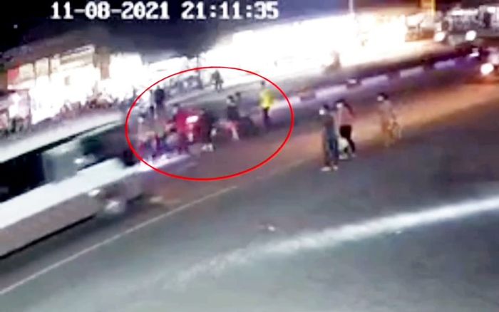 Clip: Nhóm công nhân đi bộ sang đường bị xe máy lao tới tông ngã văng gây tranh cãi