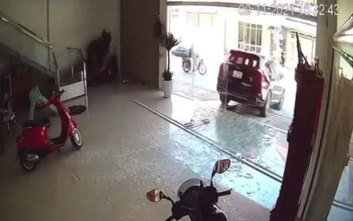 Chồng lùi xe đâm vỡ cửa kính, camera ghi lại cảnh một phút trước thảm họa 'dở khóc dở cười'