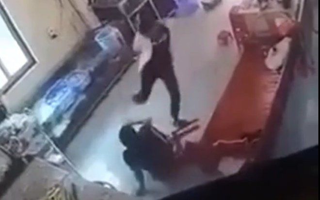 Xôn xao clip nam thanh niên hành hung, đá liên tiếp vào người phụ nữ khiến bất tỉnh