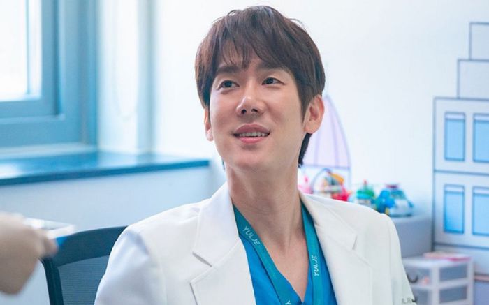 'Bác sĩ tài hoa' Jeong Won làm MC tại Giải Rồng Xanh lần thứ 4 liên tiếp