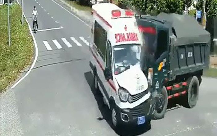Clip: Xe cứu thương va chạm cực mạnh với xe ben khiến nhiều người bị thương