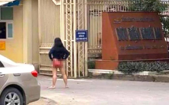 Nữ khách hàng cởi quần đứng chửi bới trước cổng trụ sở Bưu điện tỉnh Nghệ An