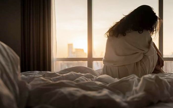 Nữ sinh nhận hơn 70 triệu tiền chu cấp mỗi tháng, suy sụp khi biết thân phận của 'cha nuôi'