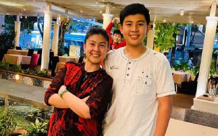 Hậu bố mẹ ly hôn, cuộc sống hai con trai của đạo diễn Phước Sang - Kim Thư ra sao?