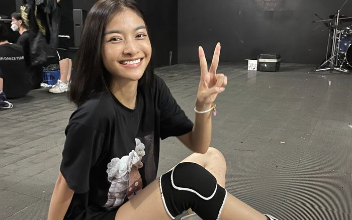 Chân bị thương, Lona Kiều Loan vẫn 'nén đau', chăm chỉ tập luyện trong hậu trường The Heroes