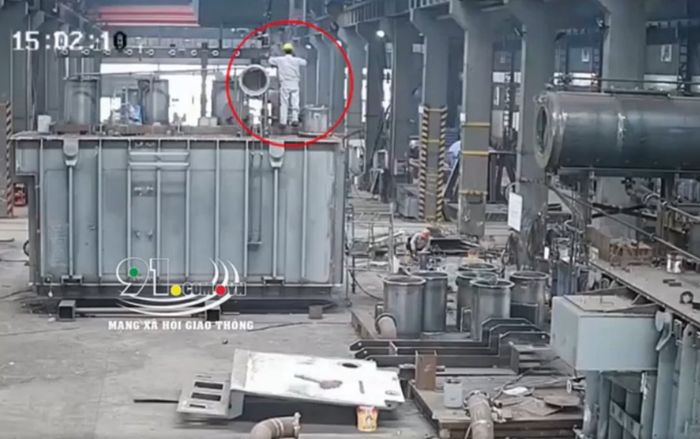 Clip: Sau tiếng nổ lớn, nam công nhân hàn xì bất ngờ bị bắn lên không trung rồi nằm bất động