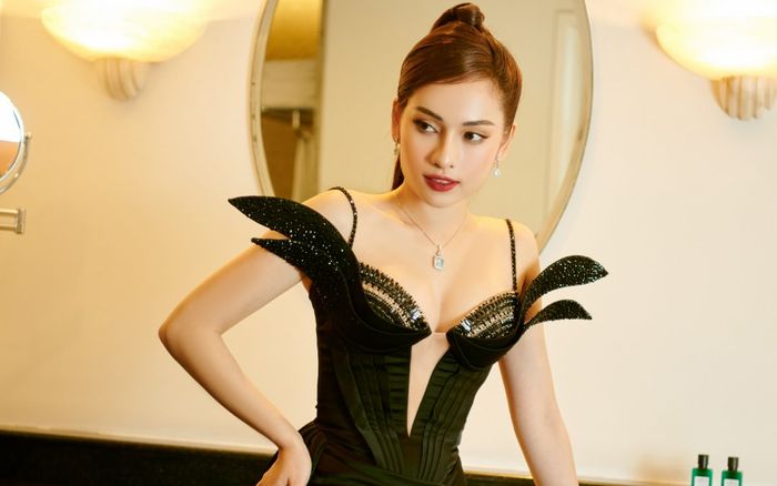Diện đầm cảm hứng nữ thần, Sara Lưu khéo khoe đôi chân dài và đường cong nóng bỏng