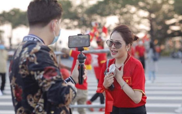 Hot girl Trâm Anh xem tuyển Việt Nam nhưng quảng bá cờ bạc ở sân Mỹ Đình, VFF nói gì?