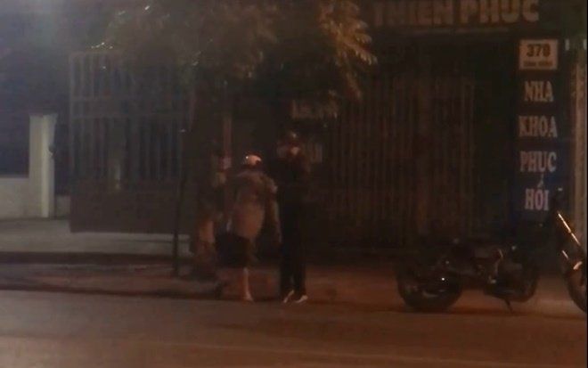 Clip: Đang cãi nhau bên đường, nam thanh niên bất ngờ thẳng tay tát bạn gái, túm cổ áo kéo xềnh xệch