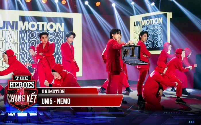 Làm mới tác phẩm Ý đình đám, Uni5 được khen ngợi là nhóm nhạc số 1 Việt Nam