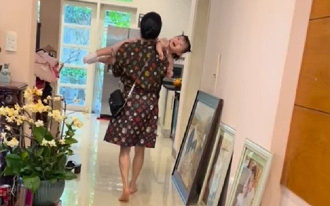 Con gái Quách Ngọc Ngoan - Phượng Chanel lần đầu lộ diện, vẻ bụ bẫm 'đốn tim' dân mạng