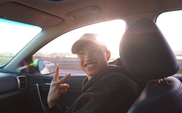 Văn Hậu đã đến Hàn Quốc, cười rạng rỡ trước khi chờ lên bàn mổ