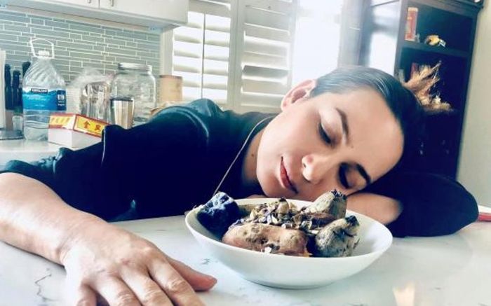 Cúng 49 ngày cho Phi Nhung ở Mỹ, nghẹn ngào trước bức ảnh cố ca sĩ bên món ăn yêu thích