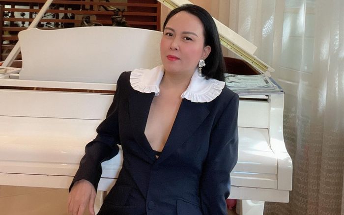 Phượng Chanel diện vest quyến rũ, khoe khéo đường cong 'cặp tuyết lê' cuốn hút người đối diện